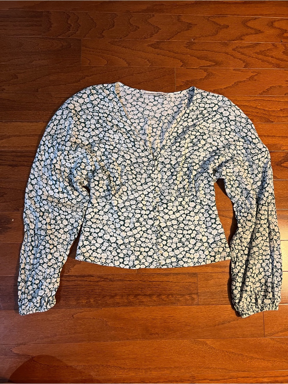 Abercrombie & Fitch Green and White Floral V-Neck Blouse size Small with buttons